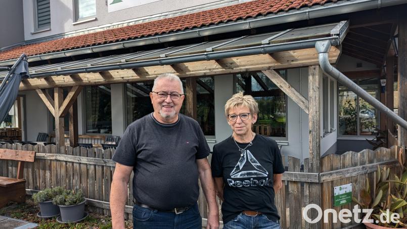 Alfred und Justine Ulrich vor ihrem Gasthof &quot;Zum Tillenblick&quot; in Bad Neualbenreuth. Vor 25 Jahren haben sie das Lokal an der Tirschenreuther Straße eröffnet. Bild: pz