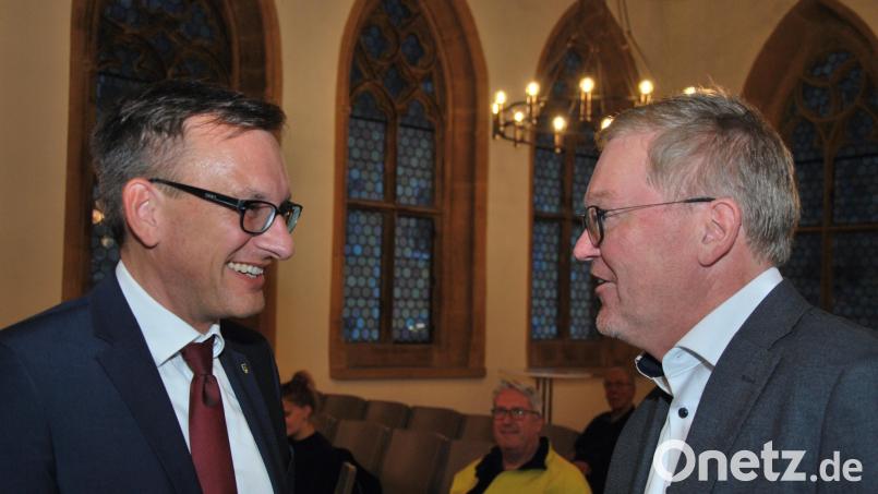 Oberbürgermeister Michael Cerny (rechts) gratulierte in der Stadtratssitzung Kämmerer Jens Wein zur Wiederwahl als berufsmäßiger Stadtrat für sechs Jahre ab 2025. Bild: gsp