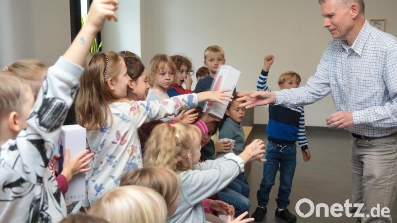 Matthias Seuffert von der Abfallberatung der Stadt Amberg verteilt gemeinsam mit seinen Kollegen Edelstahl-Trinkflaschen an Schülerinnen und Schüler der Montessori-Schule. Bild: Wolfgang Steinbacher