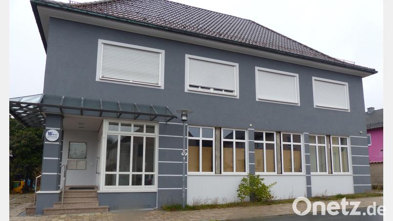 In den ehemaligen Schalterräumen der Raiffeisenbank in Kohlberg werden Verkaufsautomaten aufgestellt Bild: hme