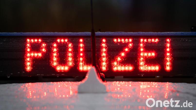 Ein unbekannter Täter hat ein Neumarkt zwei Reifen eines Pkw zerstochen. Symbolbild: Kriminalpolizei Hof/dpa