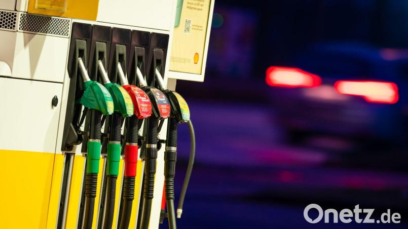 Ein Auto fährt am frühen Morgen an der Zapfsäule einer Tankstelle vorbei. Bild: Jonas Walzberg/dpa