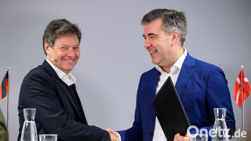 Wirtschaftsminister Habeck (l) hatte die Vereinbarung im März 2023 in Kopenhagen mit seinem Kollegen Lars Aagaard unterzeichnet. (Archivbild) Bild: Bernd von Jutrczenka/dpa