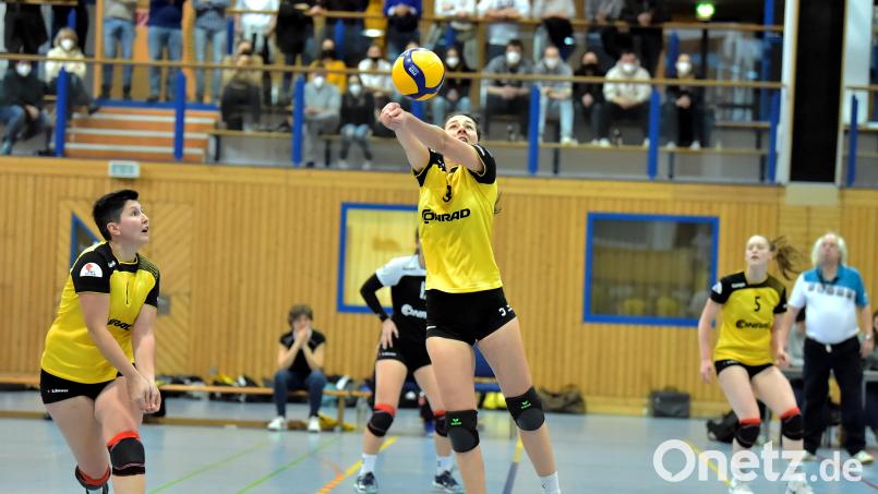 Conny Sollfrank (Mitte/Szene aus einem früheren Spiel) braucht nach ihrer langen Verletzungspause noch etwas, um die alte Stärke zu erreichen. Das war auch bei den Spielen in Dresden zu sehen. Archivbild: Hubert Ziegler
