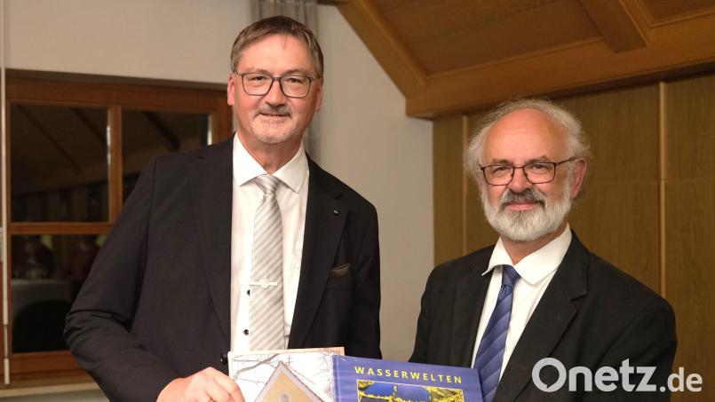 Bürgermeister Hans Prechtl überreicht Pfarrer Heinrich Rosner zwei Bücher zum Abschied von der Gemeinde Stulln. Bild: Hirsch