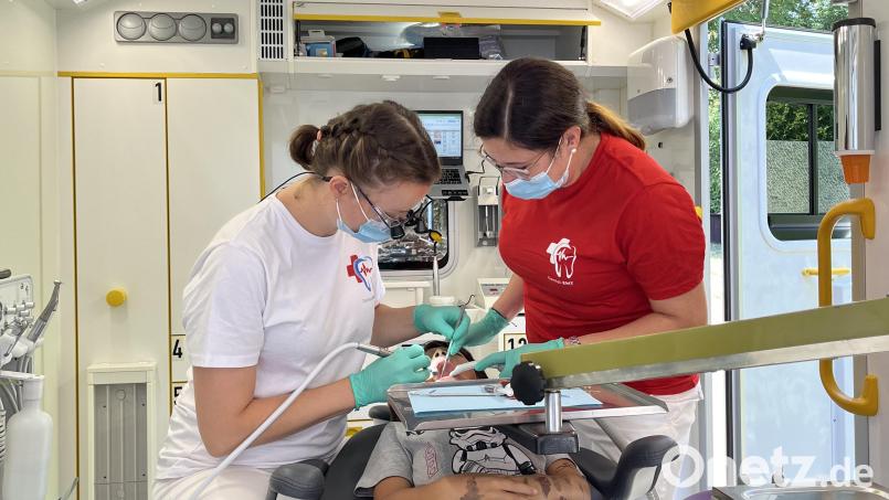 Dr. Anna Krupa (rechts) aus Amberg war eine Woche lang an der ukrainischen Grenze als Zahnärztin im humanitären Einsatz. Zusammen mit Johanna Bratu, einer jungen Kieferorthopädin aus München, bildete sie ein Team. Bild: Dr. Anna Krupa