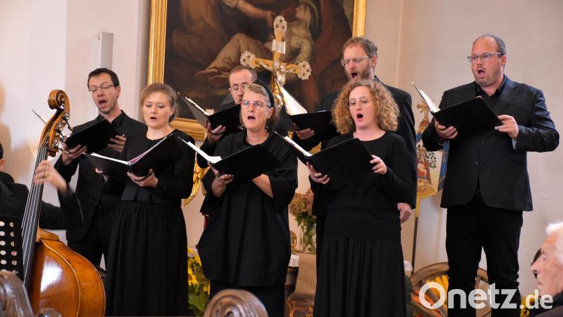 Einige der Mitglieder im Chor Cantabile in ihrem Element. Bild: ubb