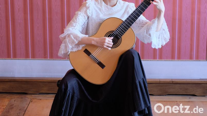 Die Gitarristin Ashley Akita beeindruckt am Sonntag im Musiksaal des Klosters Speinshart mit einem bezaubernden Dialog zwischen Saiten und flinken Fingern. Bild: do