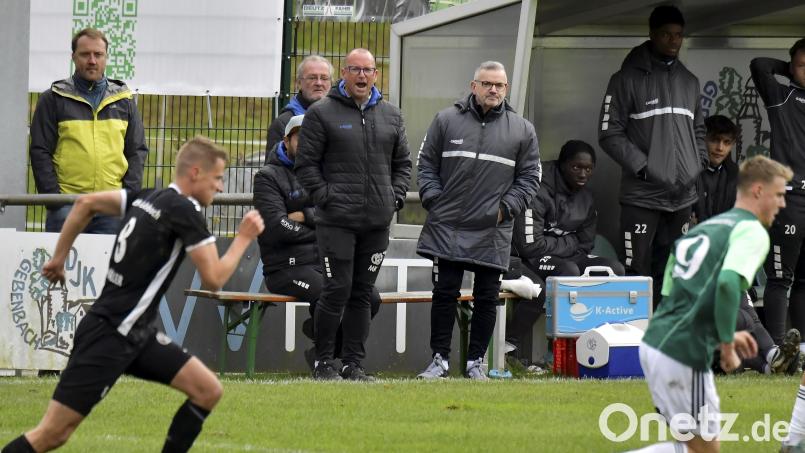 Gebenbachs Trainer Markus Kipry (hinten) ist mit den Auftritten der Seinen durchaus zufrieden. Bild: Hubert Ziegler
