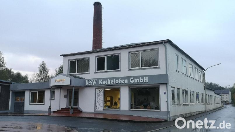 Das Areal der Firma KSW Kachelofen an der Hüblsteichstraße in Mitterteich: Angebaut an das Bürogebäude mit Verkaufs- und Austellungsräumen sind die zusammenhängenden Hallenbereiche, die dringend sanierungsbedürftig sind. Bild: lnz