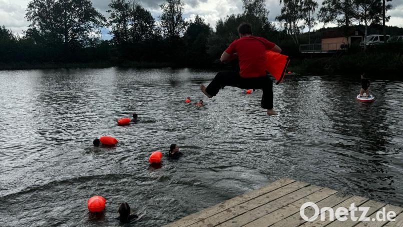 Angekleidet zu einem Rettungseinsatz ins Wasser springen: Das gehört zum Übungsszenario für die Auszubildenden bei der Bayerischen Bereitschaftspolizei. Bild: Andreas Graml/exb