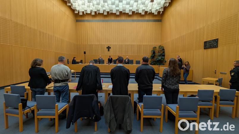 Aufstehen zum Auftakt: die beiden Angeklagten mit Dolmetscherinnen und den Verteidigern Rouven Colbatz (Dritter von links) und Matthias Haberl (Dritter von rechts). Bild: Wolfgang Würth