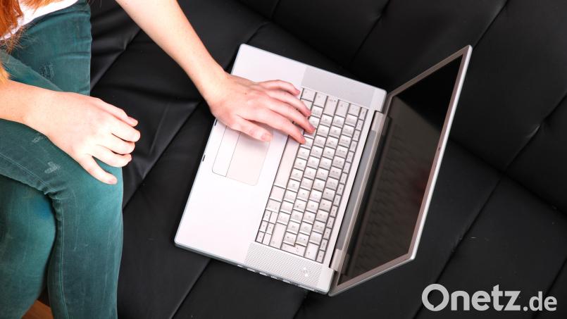 Künftig können Bürgerinnen und Bürger der Stadt Auerbach zahlreiche Behördengänge bequem von der Couch aus online erledigen. Bild: Spectral-Design - stock-adobe.com