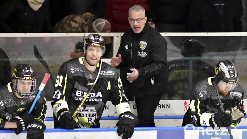 Dirk Salinger (Zweiter von links), der Trainer des ERSC Amberg, strebt mit seiner Truppe in der Bayernliga zumindest einen Pre-Play-off-Platz an. Bild: Hubert Ziegler