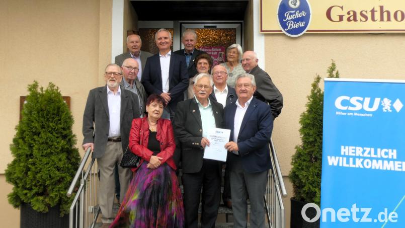 Der Kreisverband der Senioren-Union ehrt Jubilare (von link): Werner Naundorf, Hans Braun, Gerhard Seitz,
Bezirksvorsitzende Evi Bauer-König, CSU-Kreisvorsitzender Harald Schwartz, Franz Weiss, Kreisvorsitzender Helmut Fischer, Christa Franz, Herbert Demleitner, Christine Sommer, Landesvorsitzender Franz Meyer und Leo Kurz. Bild: Hans Kormann/exb