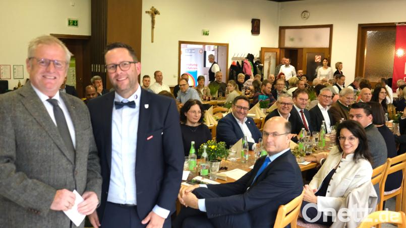 Schwandorfs Oberbürgermeister Andreas Feller und Kreishandwerksmeister Florian Danzl (von links) heben bei der Festversammlung die Bedeutung des Handwerks im Landkreis Schwandorf hervor. Bild: Rudolf Hirsch/exb