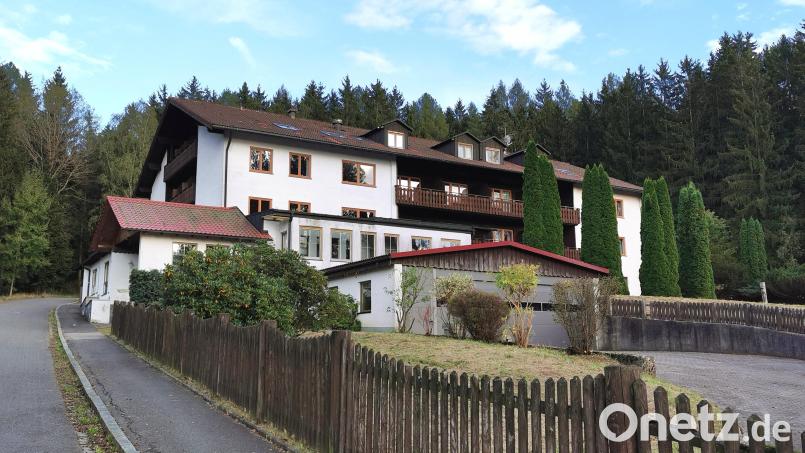 Idyllisch am bewaldeten Stadtrand von Schönsee gelegen: Das ehemalige Hotel „Drechselberg“ wird ab 2025 zur Asylunterkunft für bis zu 75 Geflüchtete. Bild: Portner
