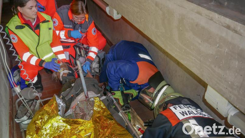 Mit einer elektrischen Säbelsäge durchtrennten Feuerwehrleute die Eisenstange unter dem &quot;Patienten&quot; (in diesem Fall eine Puppe), nur so konnte dieser befreit werden. Dabei war Fingerspitzengefühl gefragt. Bild: flm