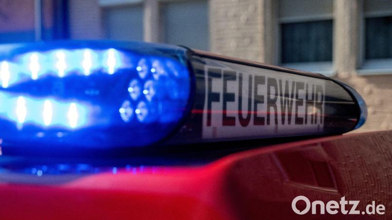 Der Feuerwehreinsatz an der Agentur für Arbeit in Weiden dauert nur kurz - ein Fehlalarm. Symbolbild: Pia Bayer/dpa