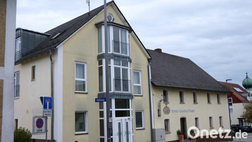 Der Familienbetrieb Fenzl in Steinberg am See wird den Gasthof (rechts) höhengleich zum bestehenden Hotel (links) aufstocken und dort weitere Übernachtungsmöglichkeiten schaffen. . Bild: Hirsch