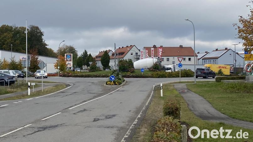 Noch fahren Autos auf dem Kreisverkehr. In zwei Wochen ändert sich das, dann wird die Straße saniert. Bild: dob