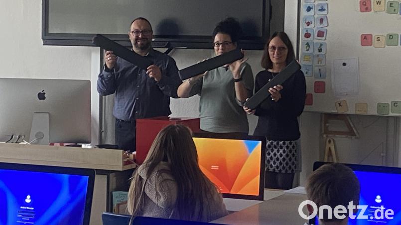 Die Firma Cherry, vertreten durch Content-Managerin Frau Alberdörder (Mitte) stattete die Schule mit Handballenauflagen für die Arbeit am PC aus. Darüber freuten sich Schulleiter Holger König (links) und Studienrätin Tatjana Walter (rechts) Bild: thn