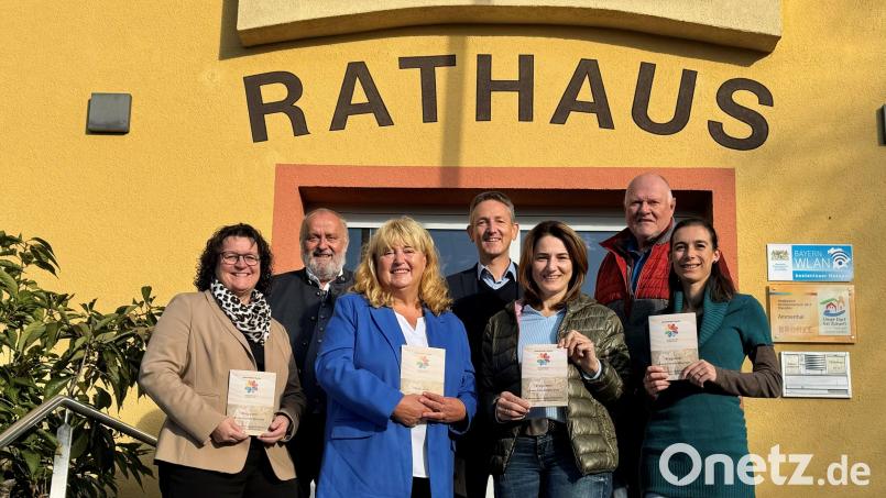 Auf zahlreiche Anmeldungen freuen sich(von links): Doris Weiß (Rathaus Ammerthal), Anton Peter (Bürgermeister Ammerthal), Monika Fruth (Seniorenbeauftragte Ammerthal), Albert Geitner (Bürgermeister Ursensollen), Sonja Scharl (Rathaus Ursensollen), Norbert Schmid (Seniorenbeauftragter Ursensollen) und Regina Kießling (Rathaus Ursensollen). Auf dem Bild fehlt Seniorenbeauftragte Bettina Neumann. Bild: Juliane Krauße/exb