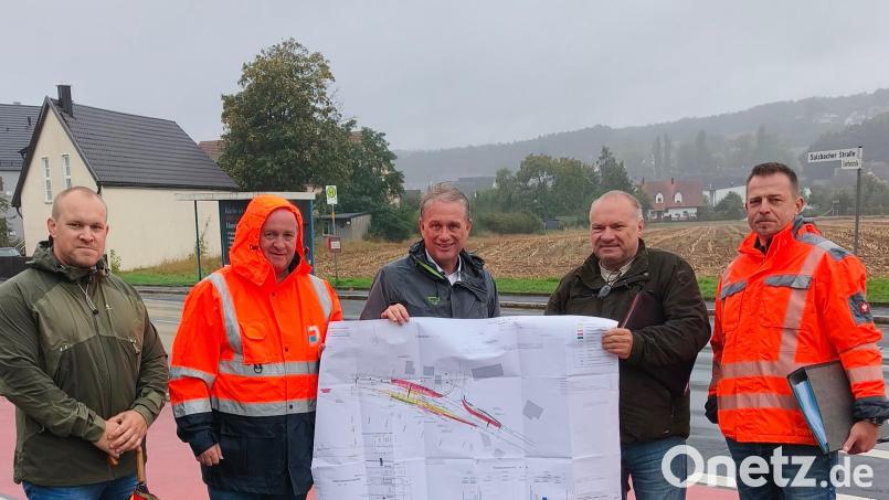 Bei der offiziellen Baueinweisung vor Ort an der Staatsstraße 2040 bei der Goethestraße in Witzlhof (von links): Tommy Dörner (Inklusionsbeauftragter der Gemeinde Poppenricht), Peter Hüttner (Staatliches Bauamt Amberg-Sulzbach), Hermann Böhm (Bürgermeister von Poppenricht), Manfred Lubrich (Ingenieurbüro Lubrich) und Thorsten Fiedler (Richard Schulz Tiefbau GmbH &amp; Co. KG). Bild: Marleen Wartha/exb