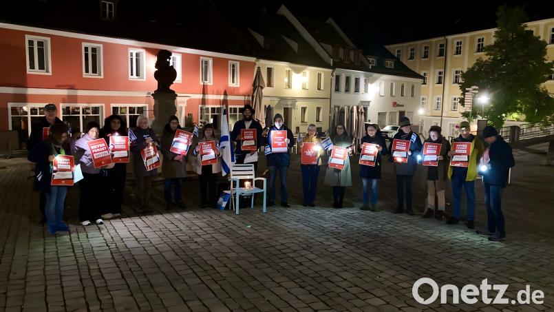 Missionsgemeinschaft Offene Tür Sulzbach-Rosenberg, Mahnwache zum 1. Jahrestag des terroristischen Überfalls der Hamas auf Israel Bild: Siegfried Holler/exb
