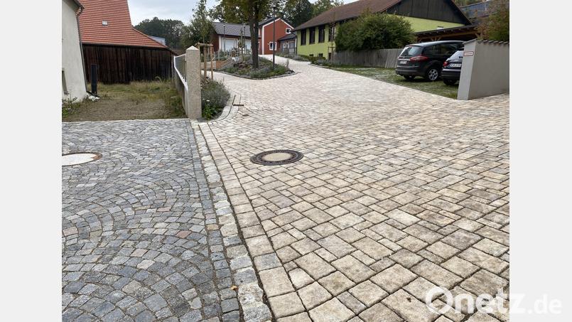 Für Erneuerungsarbeiten am Marktplatz, Flächenentsiegelung und Zufahrten zu Kindergarten, Pfarrhof und Pfarrei schlagen Ausgaben zu Buche. Bild: Josef Glas