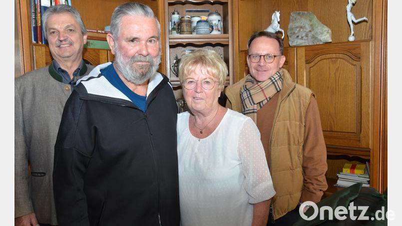 Auch nach 60 Ehejahren sind Elfriede und Helmut Weig ein Herz und eine Seele. Bürgermeister Andreas Wutzlhofer (links) und Dekan Alexander Hösl (rechts) überbringen zu diesem Jubiläum die besten Glückwünsche. Bild: dob