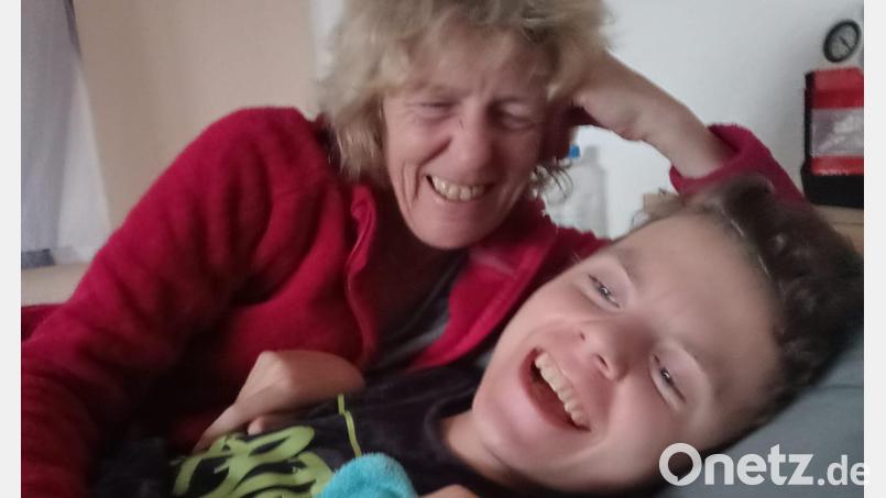 Zwei strahlende Gesichter: Lukas Vogl mit seiner Mama Alexandra daheim in Pertolzhofen. Bild: Vogl