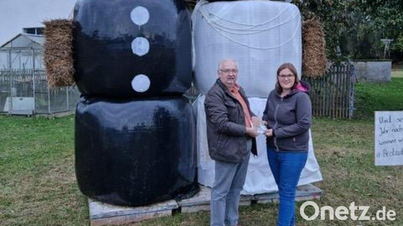 Sabrina Kellner überreicht eine Spende an Herbert Putzer von der Kinderkrebshilfe Region Oberpfalz Nord. Anstatt das Geld für Gastgeschenke zu ihrer Hochzeit zu verwenden, spenden Sabrina und ihr Ehemann Stefan den Betrag. Bild: Stefan Kellner/exb