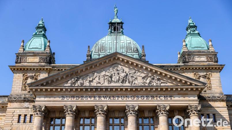 Ein Mann engagiert sich in der rechtsextremen Partei „Der III. Weg“ und will gleichzeitig für ein Gericht arbeiten. Das geht so nicht, hat das Bundesverwaltungsgericht entschieden. (Archivbild) Bild: Jan Woitas/dpa