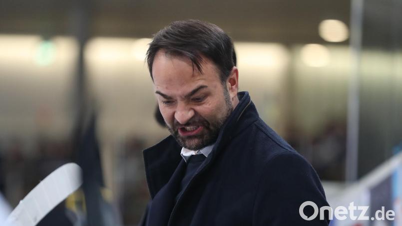 Szenen aus dem DEL-2-Spiel der Blue Devils Weiden (weiße Trikots) bei den Lausitzer Füchsen am 11. Oktober 2024. Weißwasser gewann die Partie mit 4:0. Bild: Thomas Heide