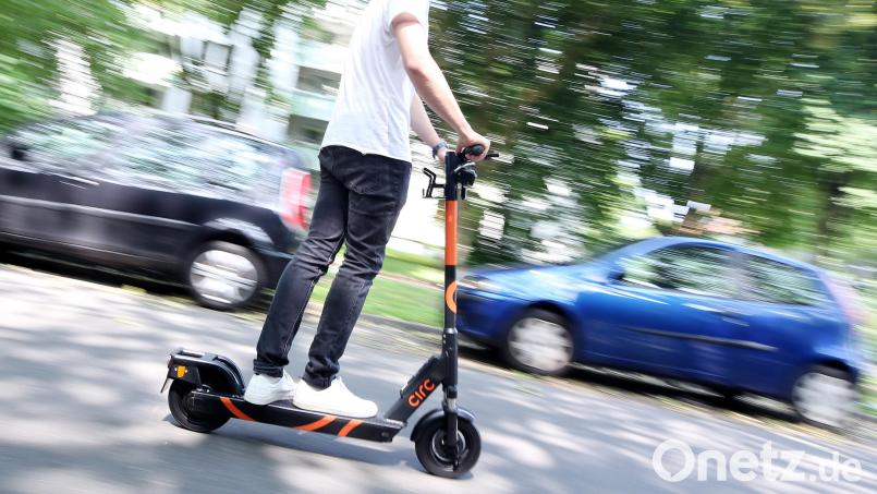 Die beliebten E-Scooter dürfen nur mit einem gültigen Versicherungskennzeichen gefahren werden. Symbolbild: Roland Weihrauch/dpa