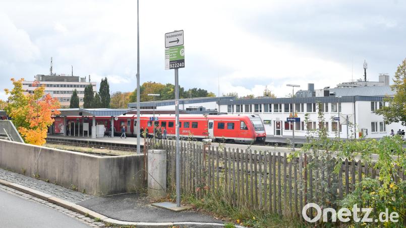 Die Stadt Amberg möchte zusammen mit der Bahn einen barrierefreien Rad- und Fußweg unter den Gleisen vom Mariahilfbergviertel zum Bahnhof bauen. Bild: Petra Hartl