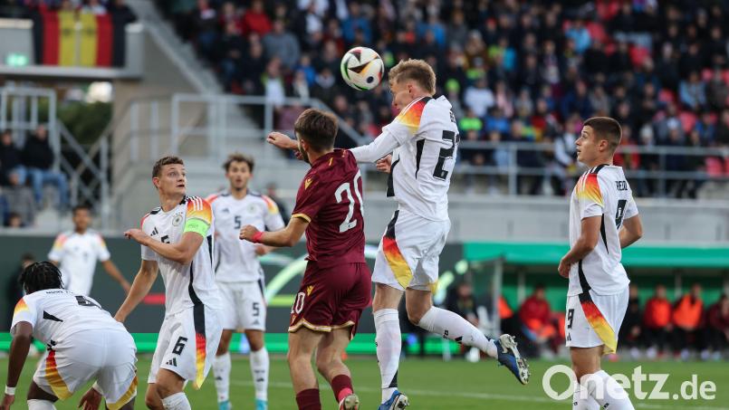 Deutschlands Maximilian Beier (Zweiter von rechts) trifft in dieser Szene per Kopfball zum 1:0. Bild: Daniel Löb/dpa