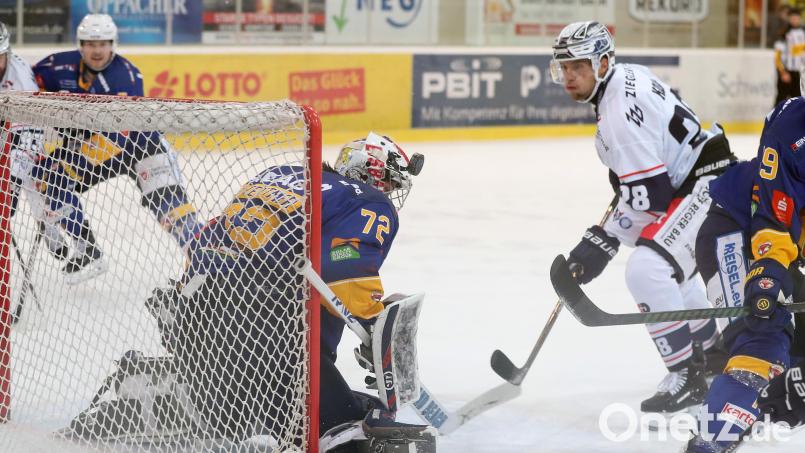 Jonas Stettmer im Tor der Lausitzer Füchse war am Freitagabend nicht zu überwinden. In dieser Szene scheitert Maximilian Kolb (weißes Trikot) von den Blue Devils Weiden. Bild: Thomas Heide