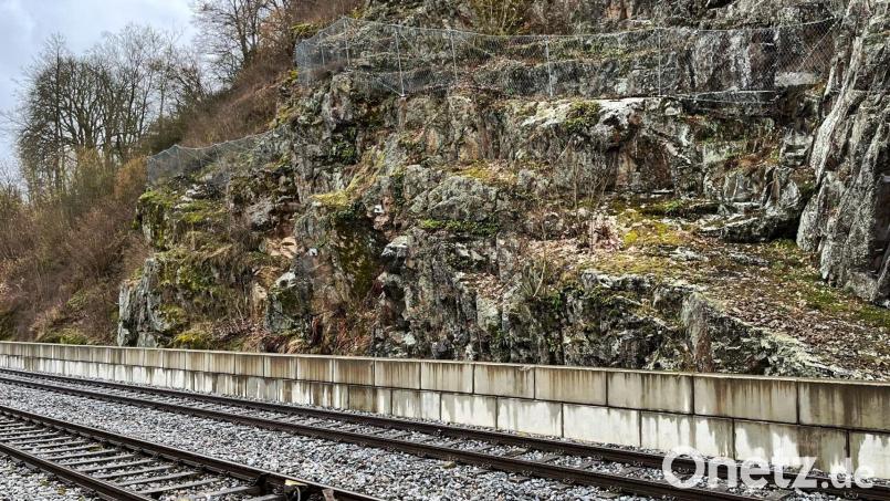 Sicherungsarbeiten am Problemfelsen an der alten Naab beginnen im November. Die Verbauung soll in etwa so ähnlich aussehen wie bei der Ledermühle in Nabburg (Bild). Dort wird sie allerdings 2026 durch ein Netz ersetzt. Archivbild: ihl