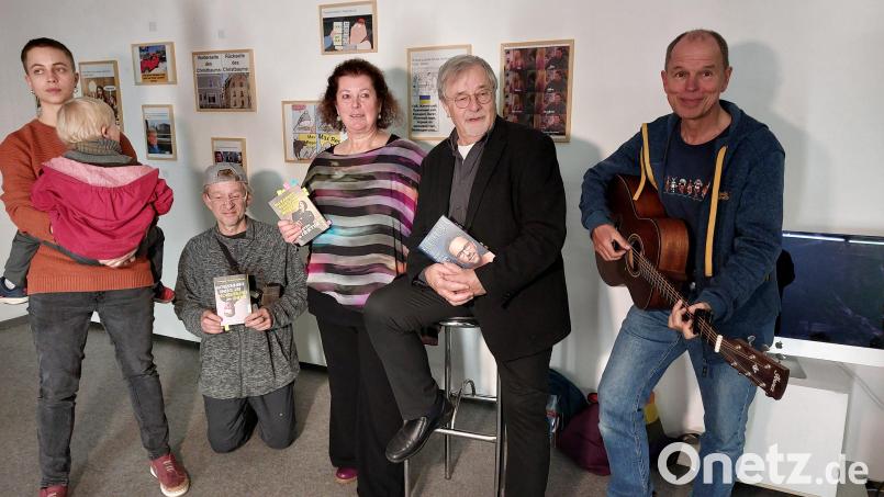 Claus Reber (Zweiter von links), Brigitte Lindner (Mitte) und Veit Wagner (Zweiter von rechts) lesen aus Büchern namhafter Kabarettisten. Links Carolin Schiml, rechts Uwe Maas. Bild: Kunz