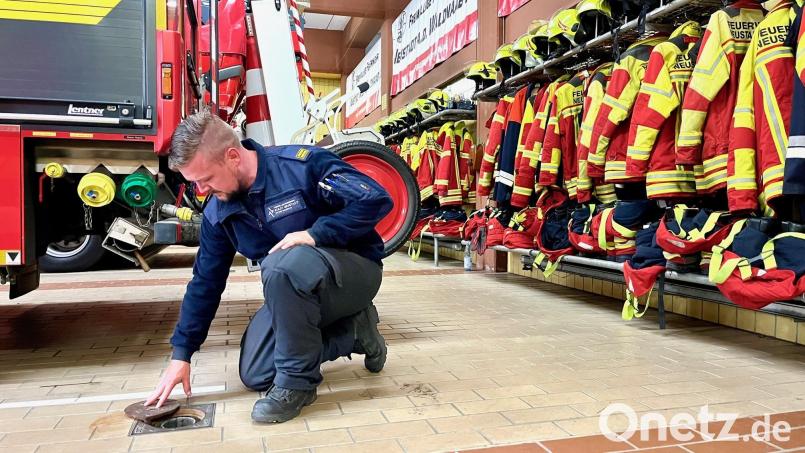 Kommandant Dominik Lang zeigt die Deckel der mittlerweile überholten und defekten Abgasabsauganlage im Neustädter Feuerwehrhaus. Die Stadt überlegt nun, ob sie angesichts der horrenden Kosten für einen Neubau, das bestehende Gebäude sanieren kann. Bild: Gabi Schönberger
