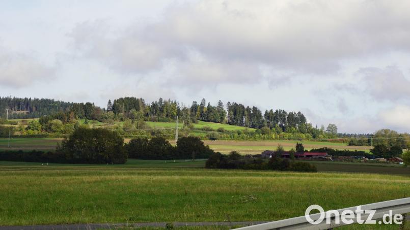 Die Südseite des Geotops Kuschberg soll mit acht Baufeldern für PV-Anlagen beidseits des Bahnkörpers bestückt werden. Bild: bkr