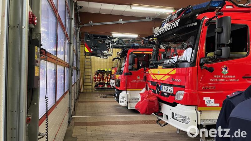 Die Größe der Fahrzeughalle passt für die Fahrzeuge der Neustädter Feuerwehr. Das ist einer der Gründe, die für eine Sanierung des Gebäudes sprechen. Doch Zuschüsse sind dafür aktuell nicht zu erwarten. Bild: Gabi Schönberger