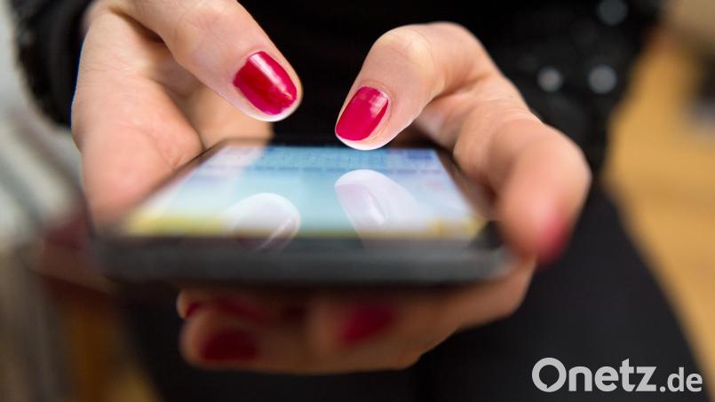 Liebesbetrug per Smartphone: Eine Frau aus dem Landkreis Schwandorf wurde um mehrere tausend Euro betrogen. Symbolbild: Sebastian Gollnow/dpa