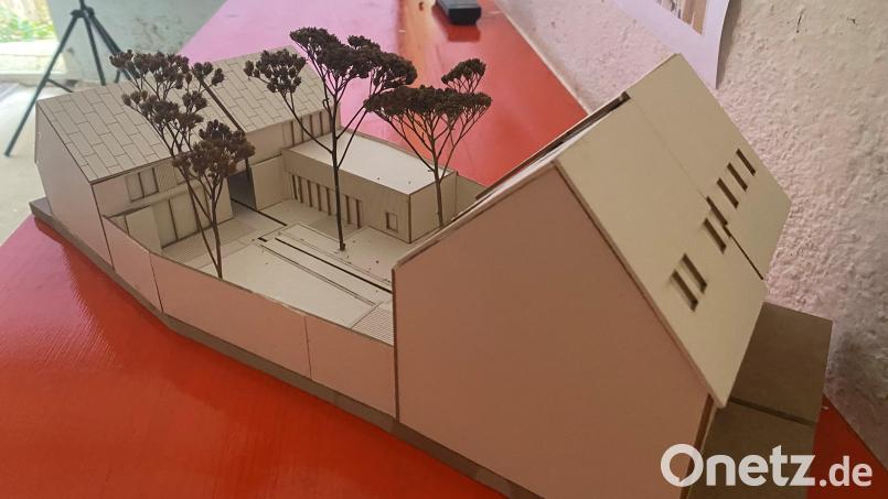 Das Modell zeigt, wie sich die Architekturstudenten die Zukunft für das Anwesen am Marktplatz 6 samt Innenhof und Scheune in der Steingasse in Pleystein vorstellen. Sowohl neues Gewerbe als auch zukunftsfähige Wohnvarianten sollen den Stadtkern wieder attraktiver machen für junge Familien. Bild: ck