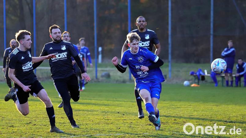 In einem Testspiel im März traf Johannes Janker (blau) vom SV Etzenricht doppelt gegen den SV Inter Bergsteig. Am Samstag geht es im Spiel in der Bezirksliga Nord um wichtige Punkte. Archivbild: war