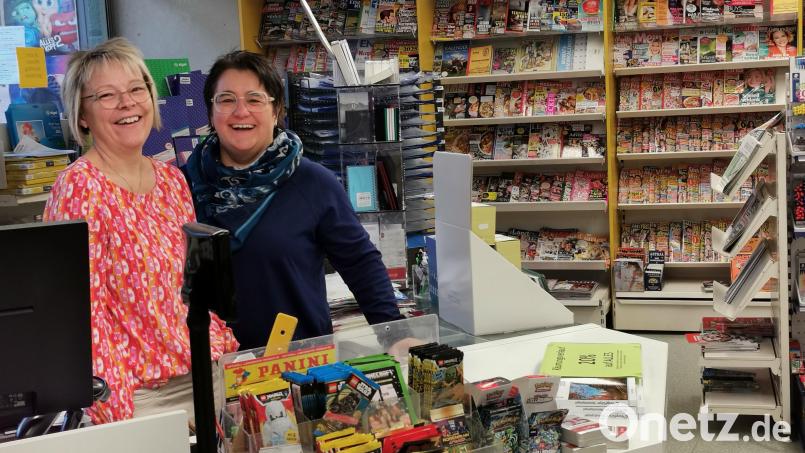 Immer fröhlich und hilfsbereit: Gabi Süß (links) und Bettina Bauer sind seit vielen Jahren im Schreibwarengeschäft am Oberviechtacher Marktplatz beschäftigt. Sie werden nach der Schließung zum 1. November in der Blenz-Filiale in Vohenstrauß arbeiten. Bild: Portner