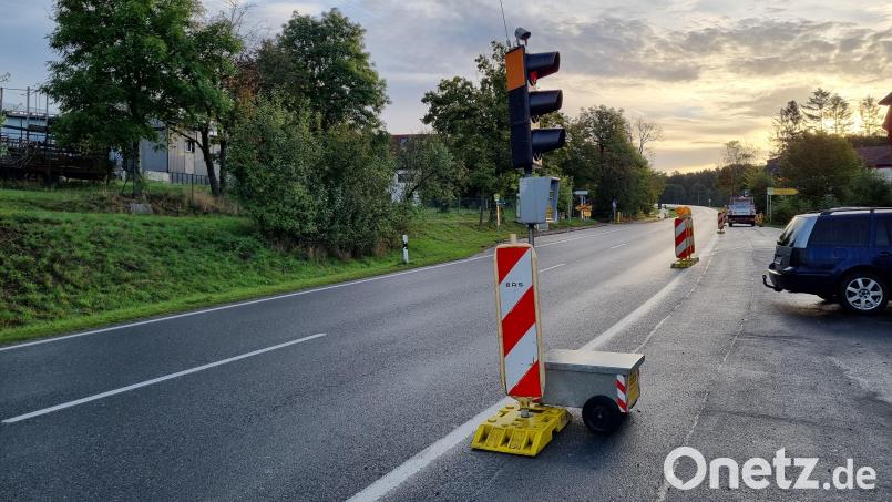 Auf der Bundesstraße 22 in Schönreuth stehen derzeit zwei Ampeln. Ab der kommenden Woche sollen sie bei Bedarf eingeschaltet werden. Bild: kaz