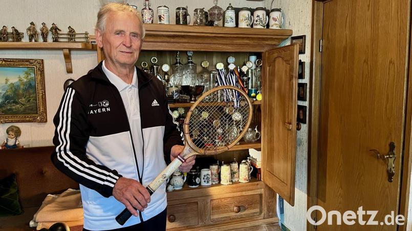 Der Weidener Helmut Hecht mit einem Schläger, den ihm ein US-Soldat Anfang der 1950er Jahre aus den Vereinigten Staaten mitgebracht hat. Der 82-Jährige stand bis vor wenigen Wochen noch für den 1. FC Nürnberg auf dem Tennisplatz. Bild: Gabi Schönberger